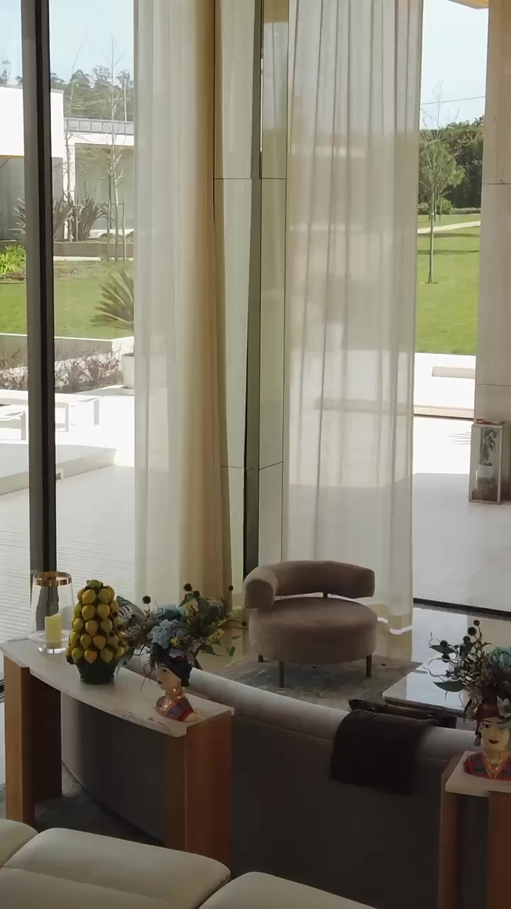 Cortinados brancos num espaço luminoso